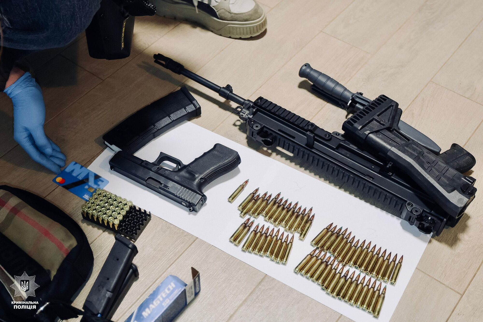 Серед постраждалих – громадянин Китаю: в Україні викрили банду, яка займалася викраденнями людей, підпалами авто і не тільки. Фото та відео