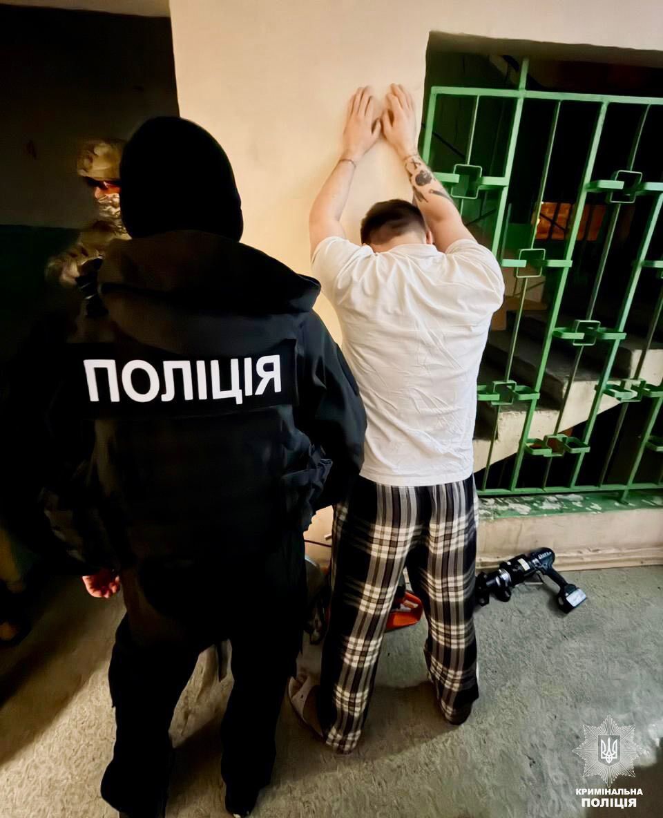 Серед постраждалих – громадянин Китаю: в Україні викрили банду, яка займалася викраденнями людей, підпалами авто і не тільки. Фото та відео