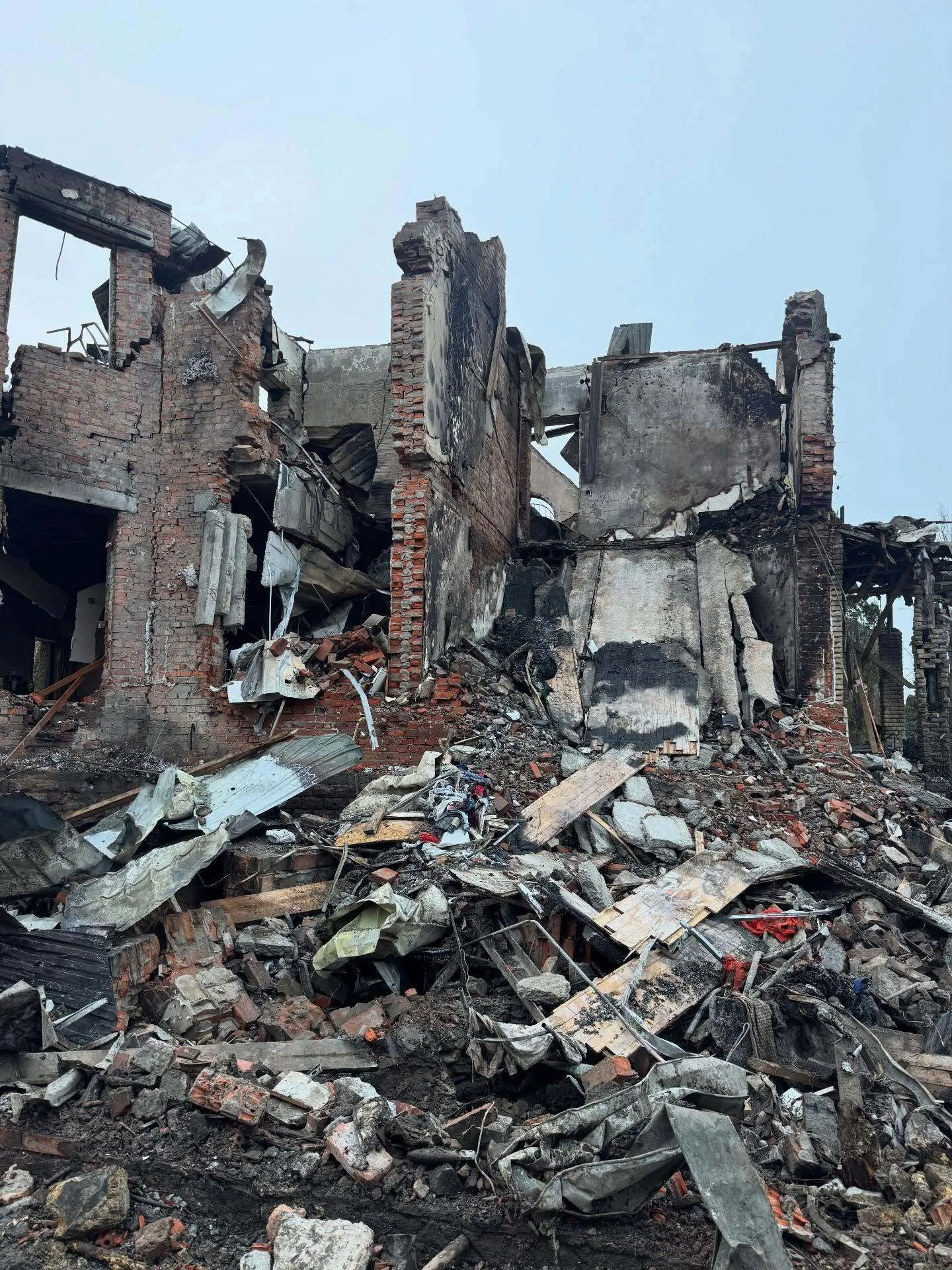 Немовля в реанімації, в обличчі племінника уламки: російська ракета влучила в будинок відомого українського співака. Фото наслідків