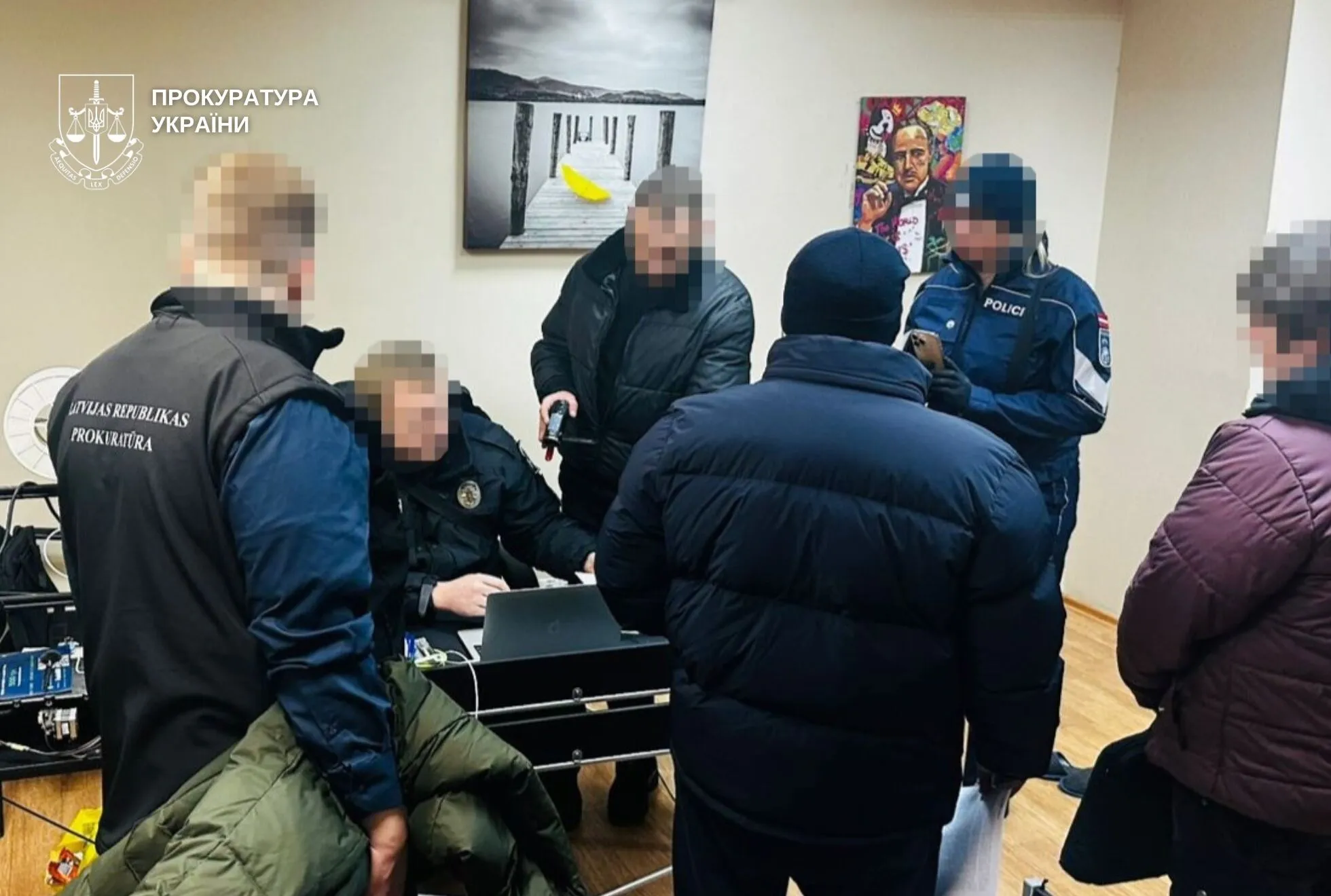 Ошукували громадян ЄС на "криптоінвестуванні": у Дніпрі викрили мережу шахрайських кол-центрів