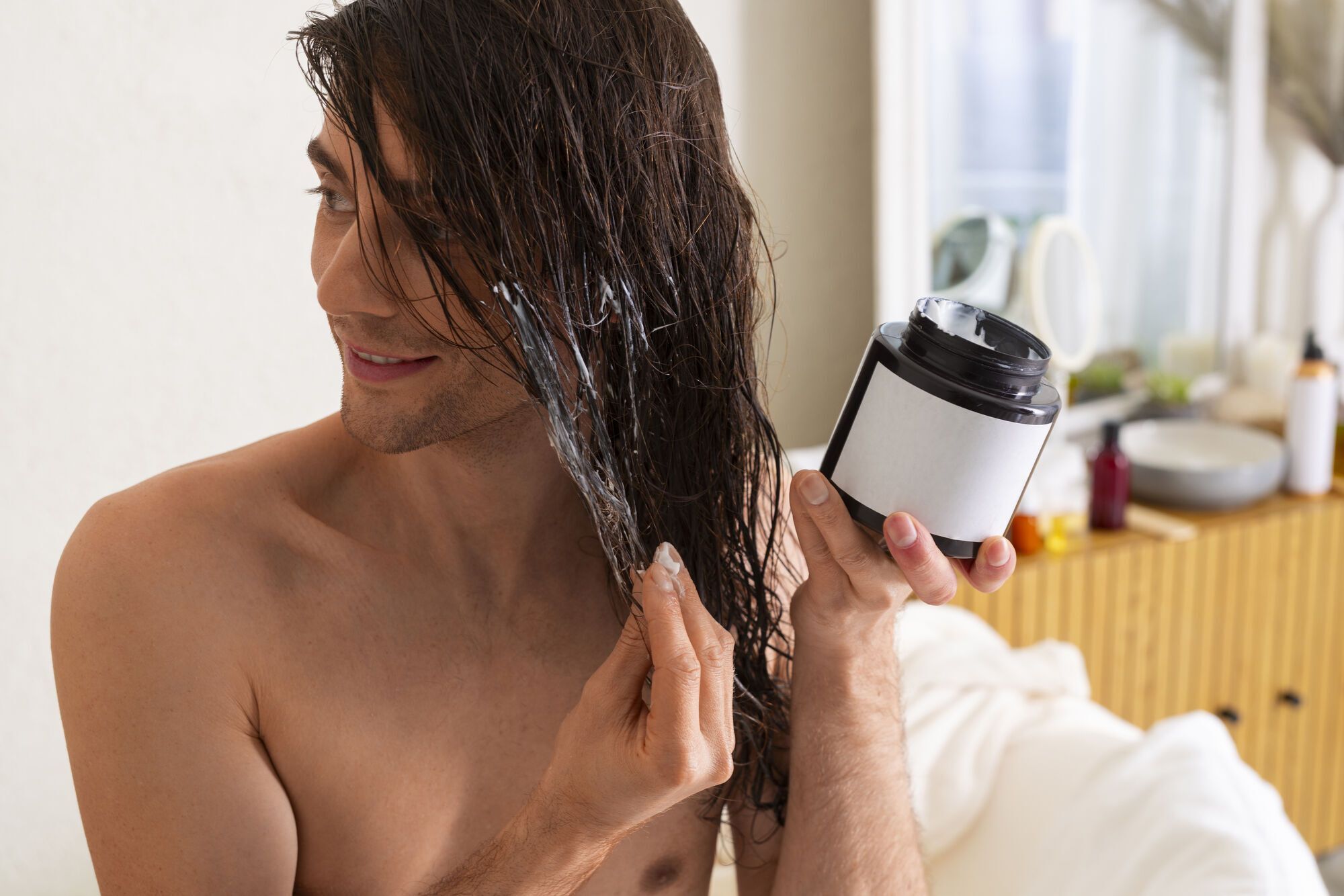 Когда надо мыть волосы с маской, а когда – с кондиционером: золотое правило