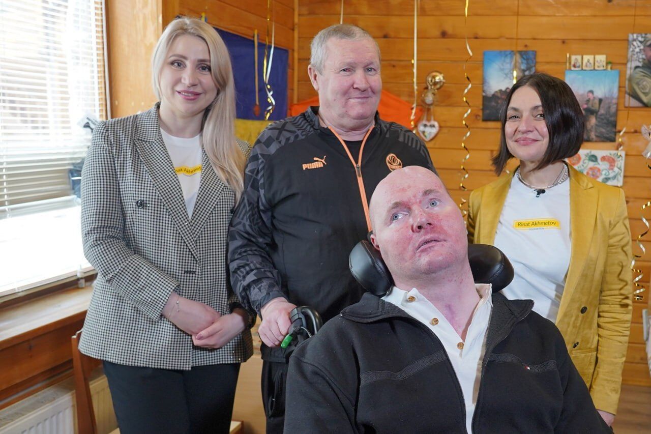 Дом для восстановления: Ринат Ахметов подарил дом защитнику Украины Виталию Шумею