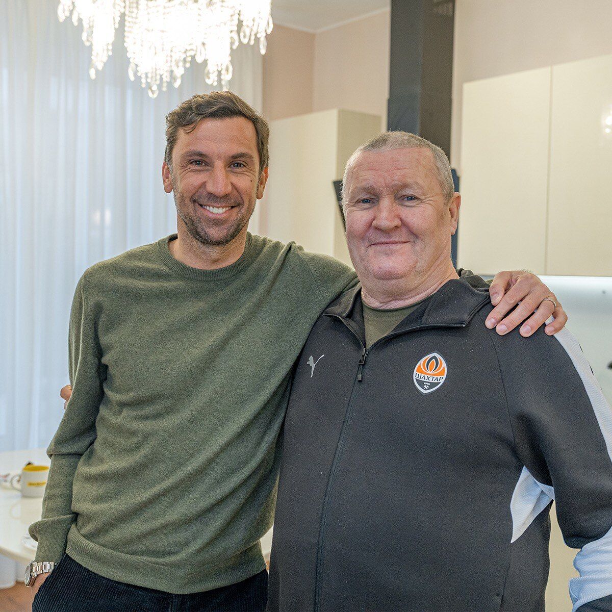 Дом для восстановления: Ринат Ахметов подарил дом защитнику Украины Виталию Шумею