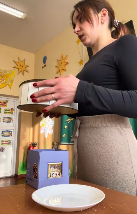 "Шкода, що 30 років тому так не вчили". Вчителька розбила тарілку, щоб пояснити дітям головне правило життя: у чому суть експерименту