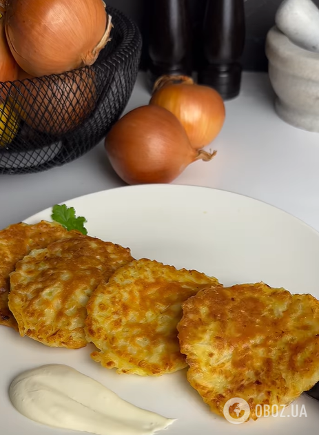 Драники из лука: получаются очень хрустящими и золотистыми