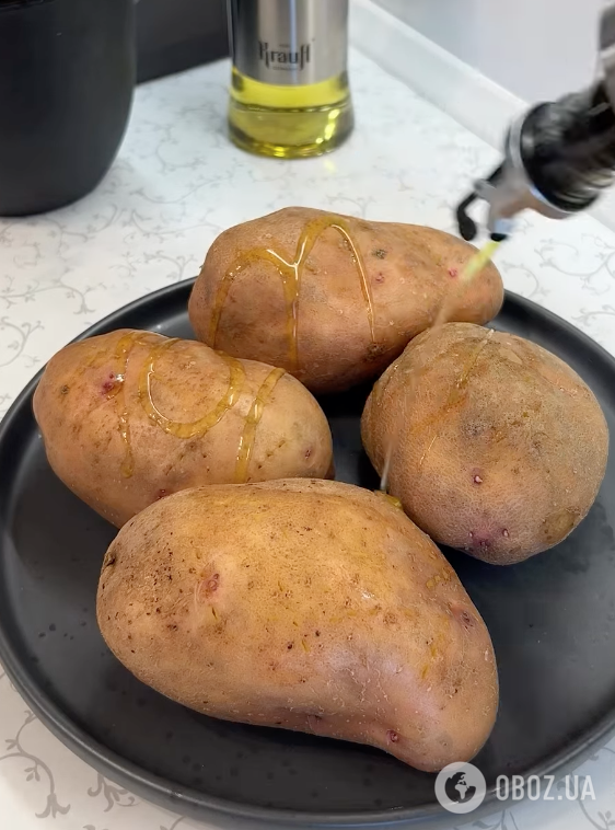 Як із печі: смачна запечена картопля в шкірці з крабовою начинкою