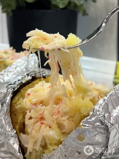 Як із печі: смачна запечена картопля в шкірці з крабовою начинкою
