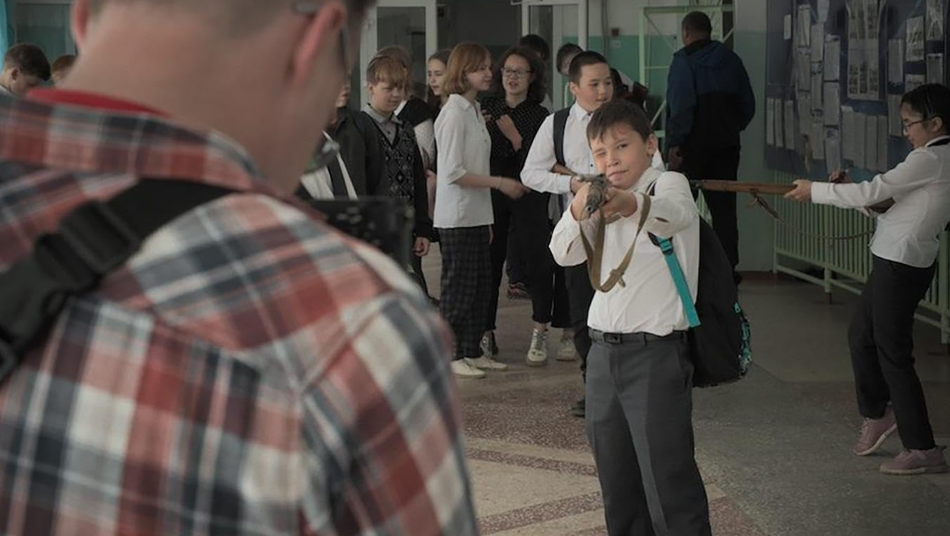 Украинская делегация в "траурных" образах мощно обратилась к миру с красной дорожки BAFTA на фоне проигрыша российскому фильму. Фото