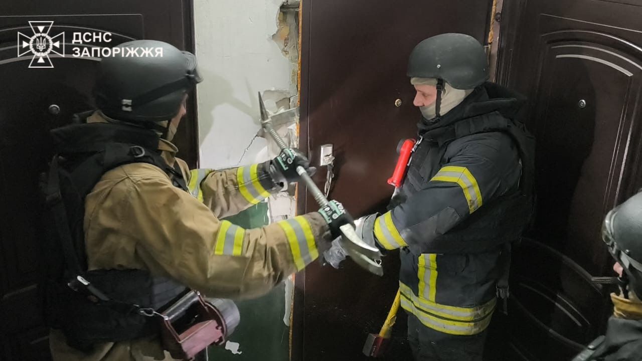 Россия атаковала Запорожье "Шахедами": повреждено многоэтажки, среди раненых – ребенок. Фото и видео