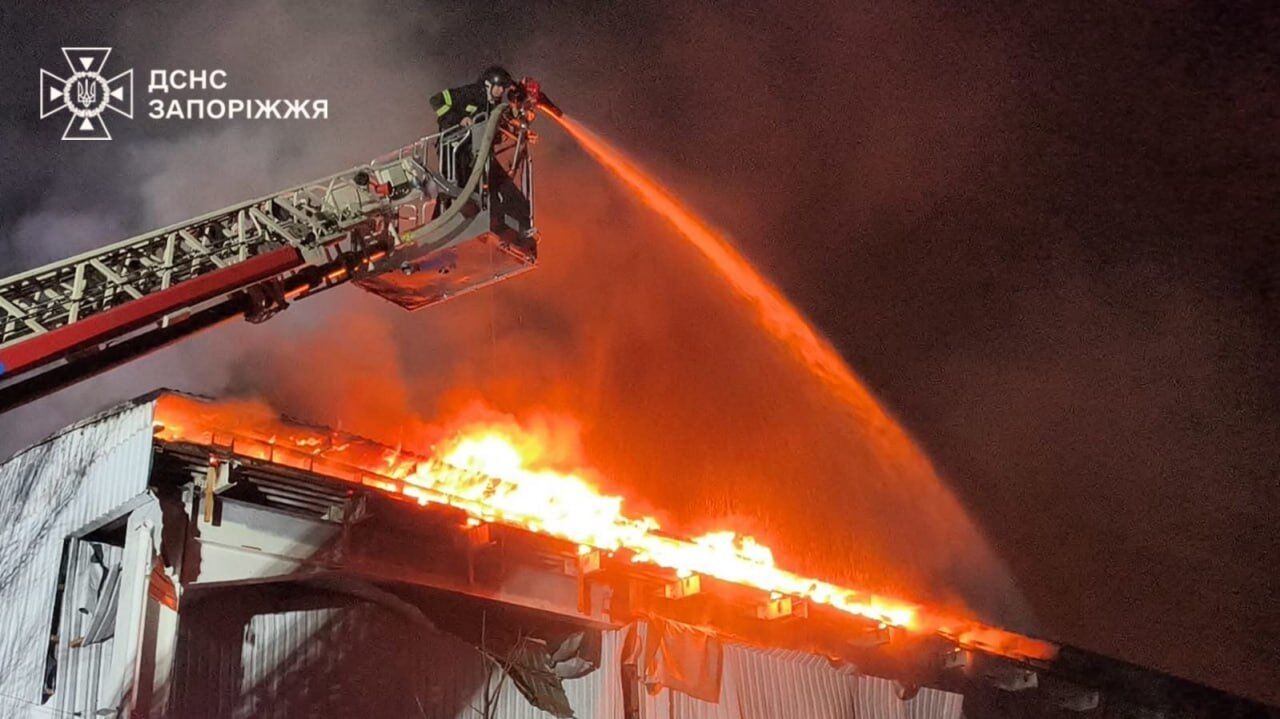 Россия атаковала Запорожье "Шахедами": повреждено многоэтажки, среди раненых – ребенок. Фото и видео