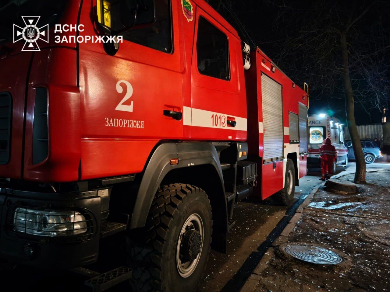 Россия атаковала Запорожье "Шахедами": повреждено многоэтажки, среди раненых – ребенок. Фото и видео