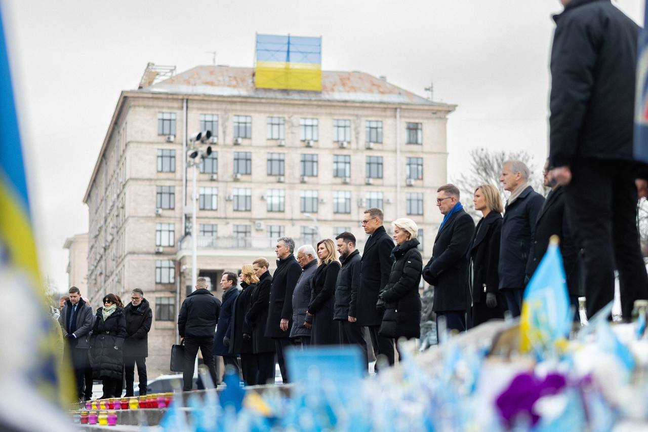 "Очень хочу однажды прийти сюда с президентом США": Зеленский почтил погибших героев Украины и объяснил, что нужно для мира