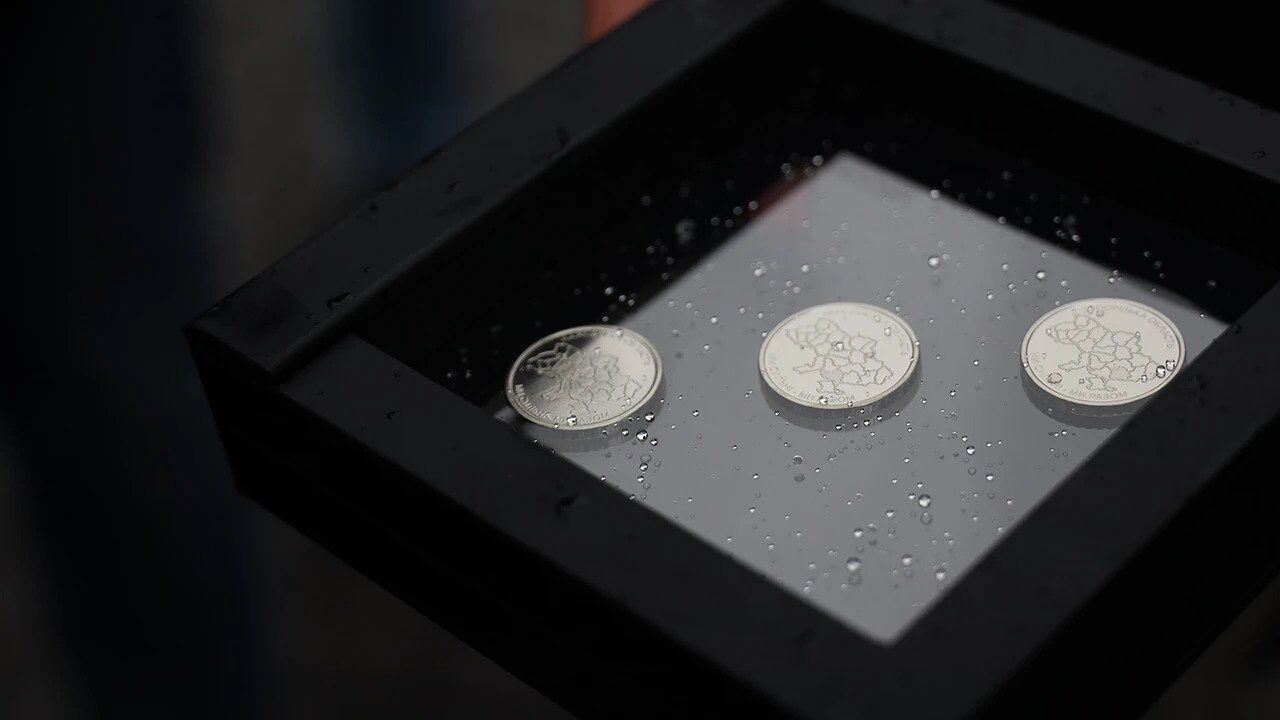 Нові монети під час презентації