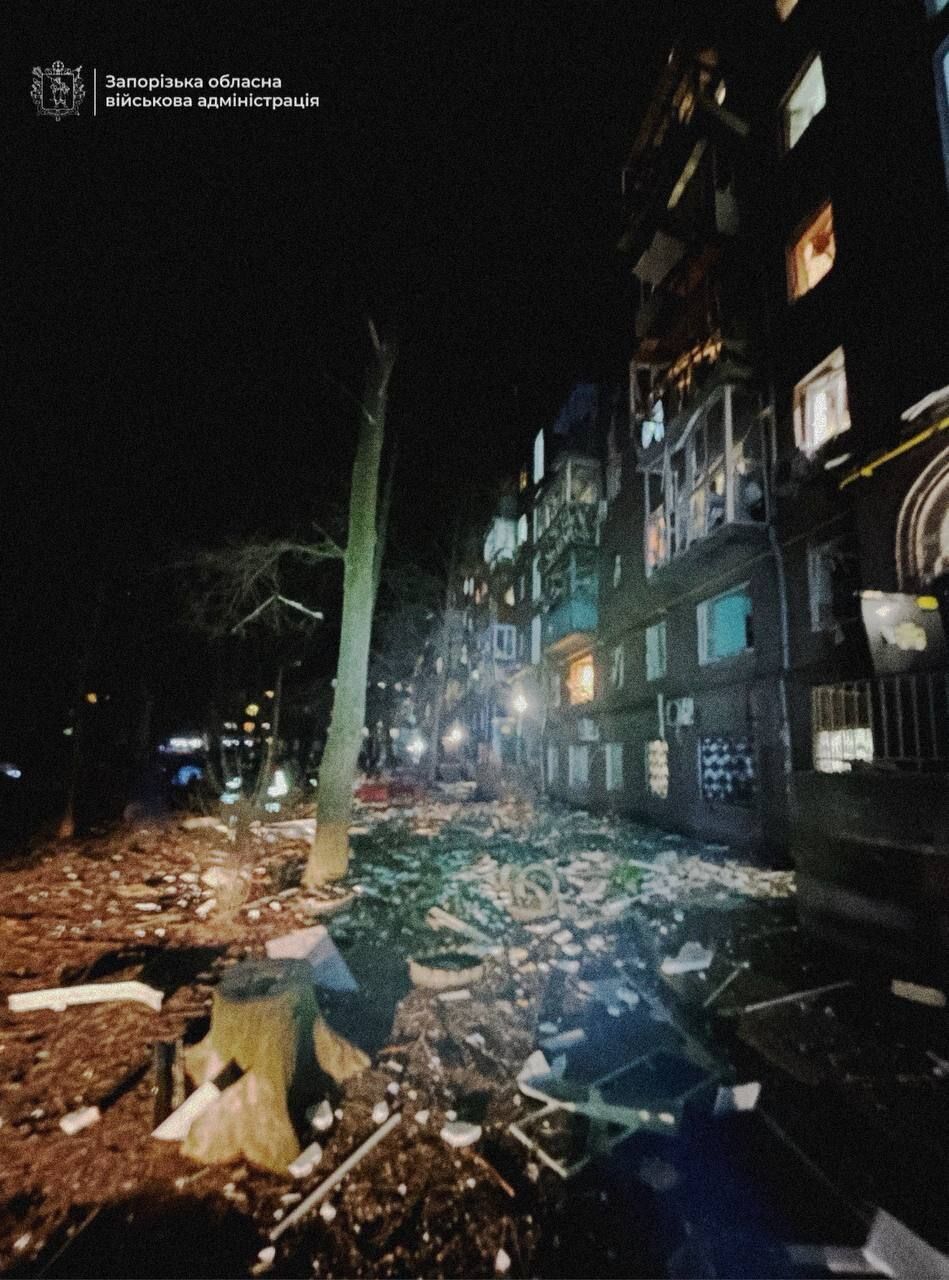 Россия атаковала Запорожье "Шахедами": повреждено многоэтажки, среди раненых – ребенок. Фото и видео