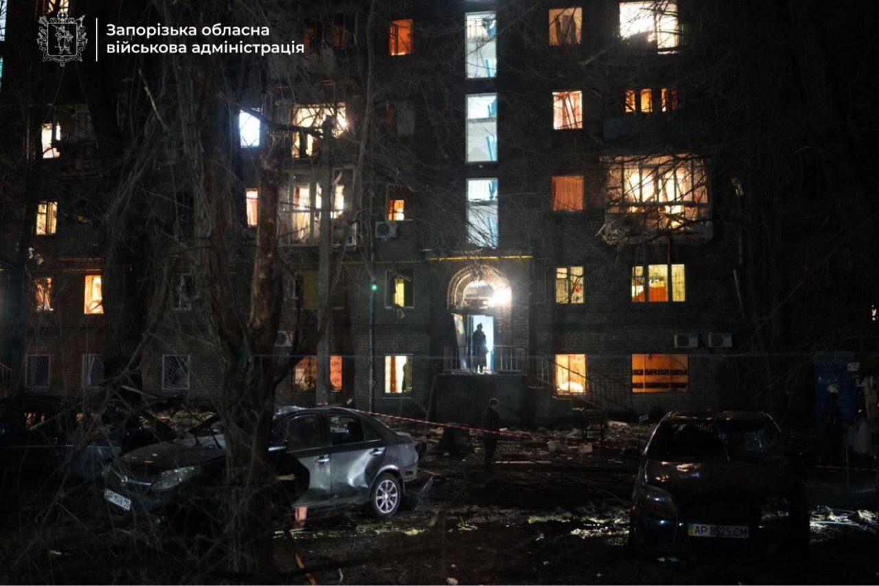 Россия атаковала Запорожье "Шахедами": повреждено многоэтажки, среди раненых – ребенок. Фото и видео