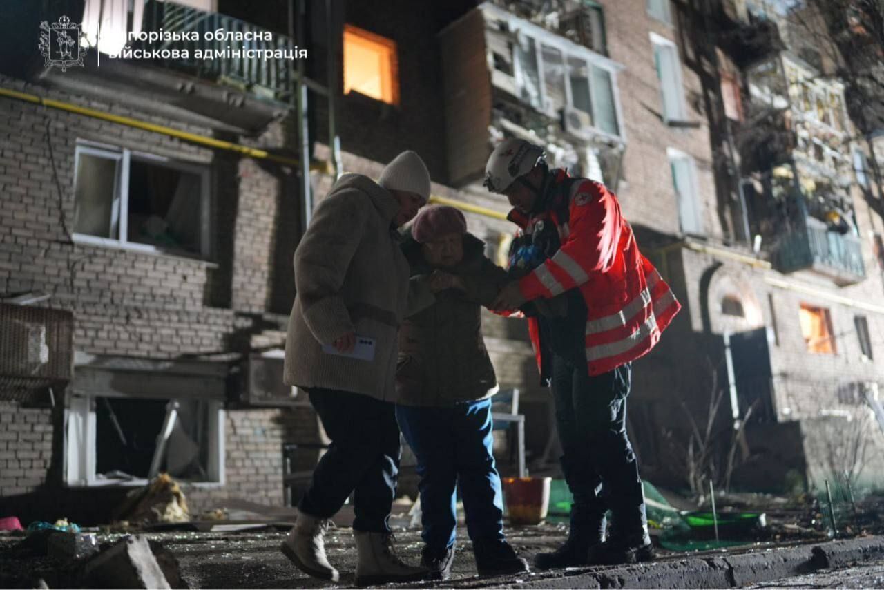 Россия атаковала Запорожье "Шахедами": повреждено многоэтажки, среди раненых – ребенок. Фото и видео