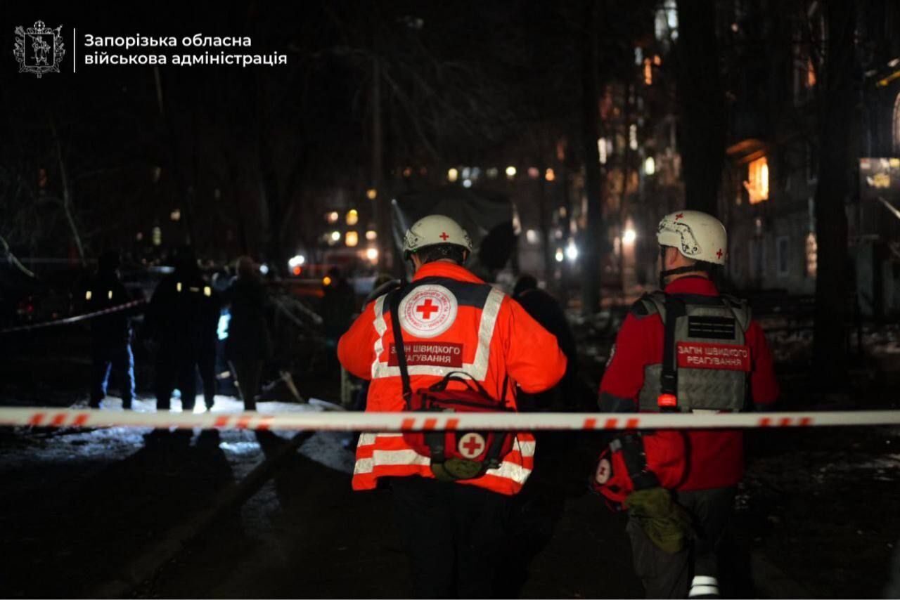 Россия атаковала Запорожье "Шахедами": повреждено многоэтажки, среди раненых – ребенок. Фото и видео