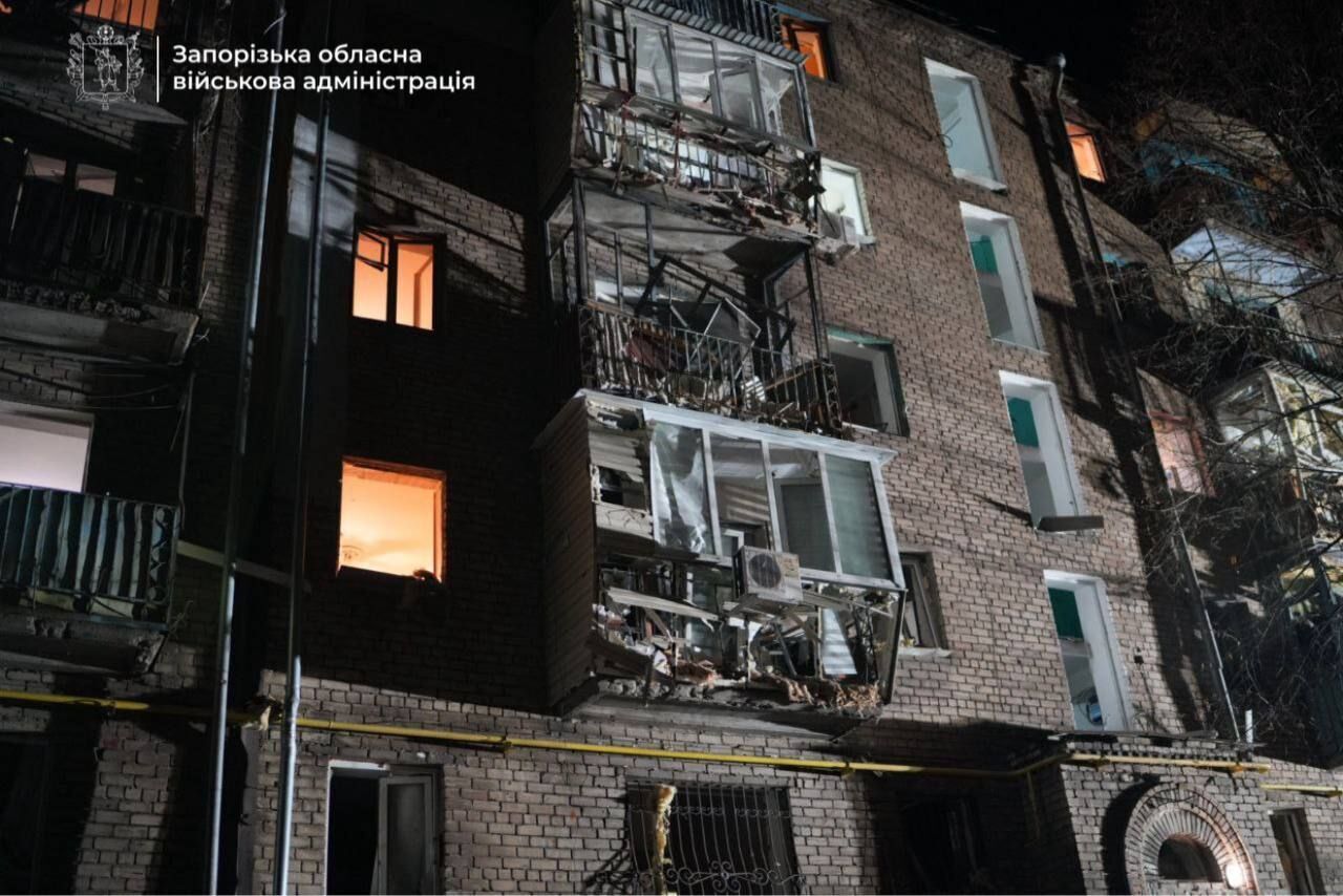 Россия атаковала Запорожье "Шахедами": повреждено многоэтажки, среди раненых – ребенок. Фото и видео