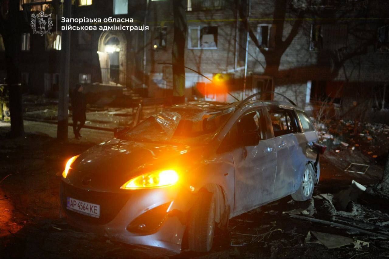 Россия атаковала Запорожье "Шахедами": повреждено многоэтажки, среди раненых – ребенок. Фото и видео