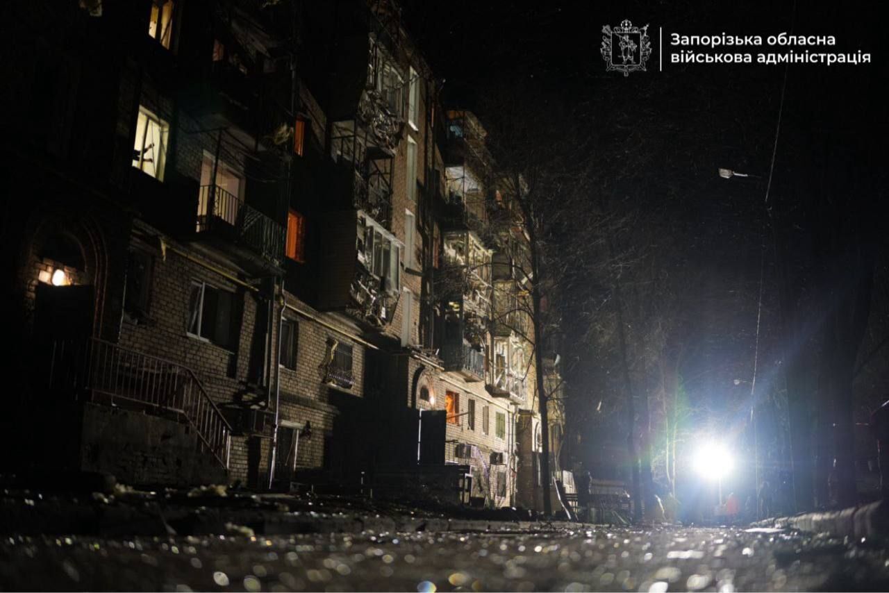 Россия атаковала Запорожье "Шахедами": повреждено многоэтажки, среди раненых – ребенок. Фото и видео