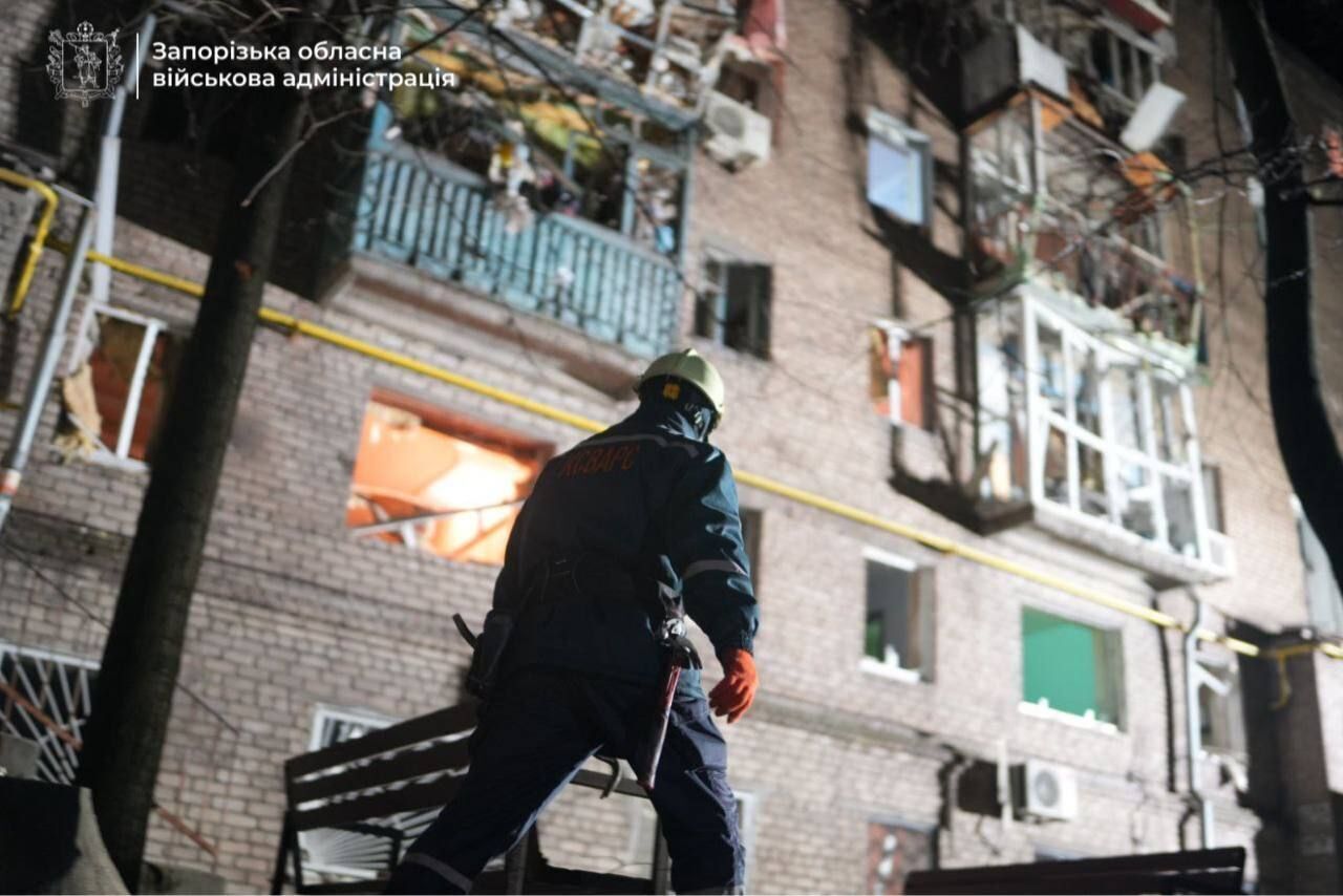 Россия атаковала Запорожье "Шахедами": повреждено многоэтажки, среди раненых – ребенок. Фото и видео