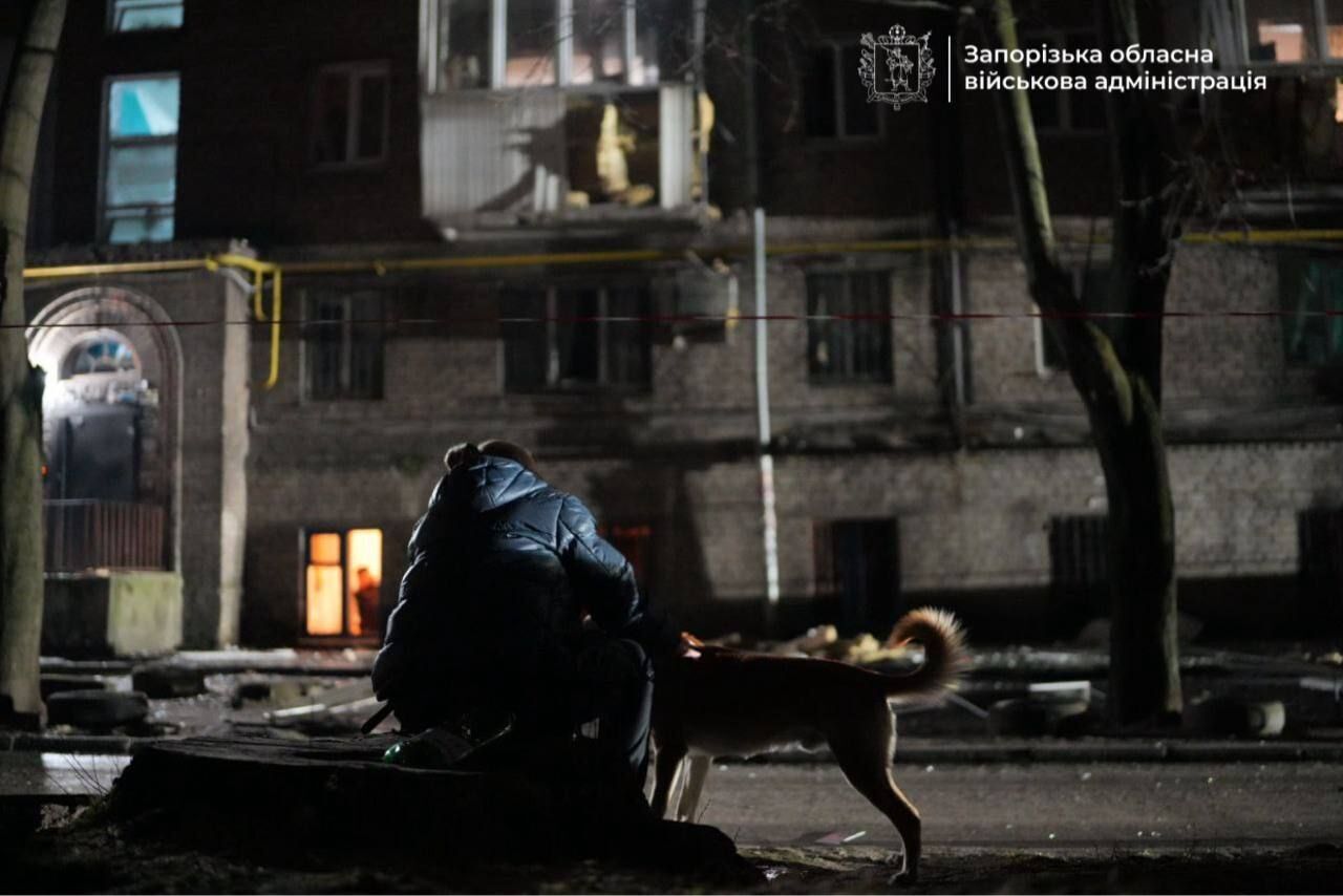 Россия атаковала Запорожье "Шахедами": повреждено многоэтажки, среди раненых – ребенок. Фото и видео