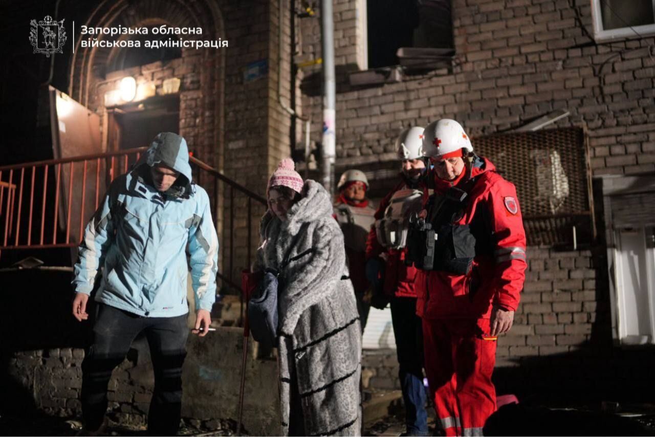 Россия атаковала Запорожье "Шахедами": повреждено многоэтажки, среди раненых – ребенок. Фото и видео