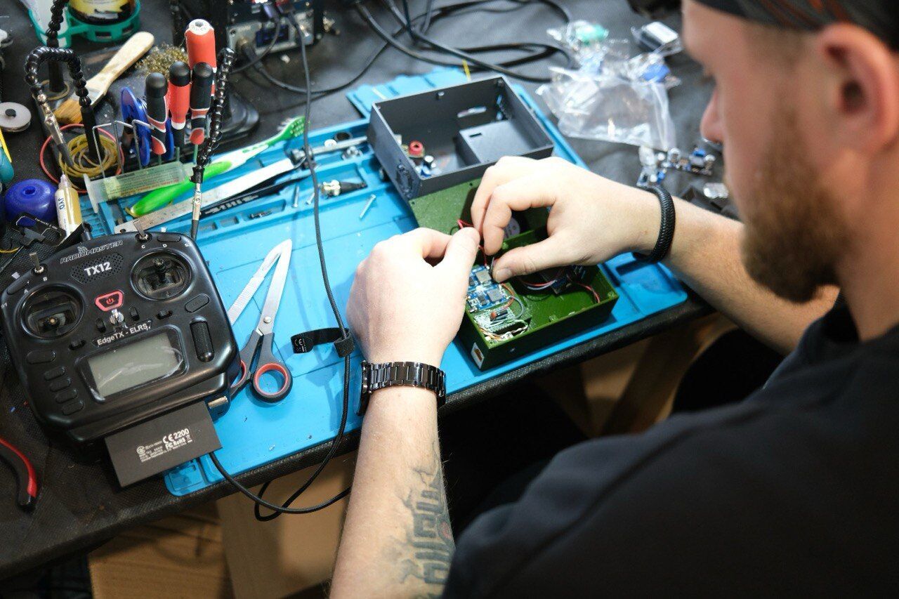 Налаштувати, знищити і встояти: як FPV-лабораторія 78-ї ОДШБр програмує підтримку з неба