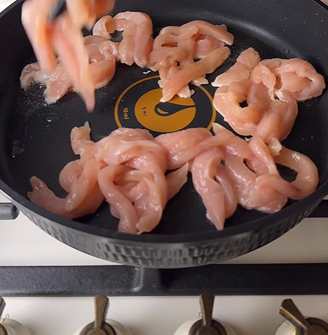 Як смачно приготувати куряче філе на сковорідці: ідеальне доповнення до будь-якого гарніру