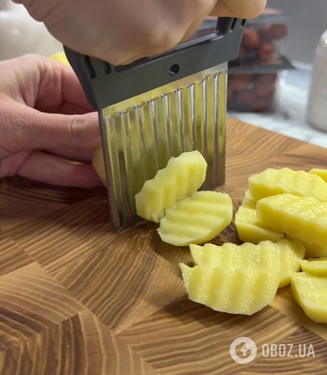 Смачна картопля з ковбасками на вечерю: ділимось простим рецептом у духовці