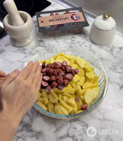 Смачна картопля з ковбасками на вечерю: ділимось простим рецептом у духовці