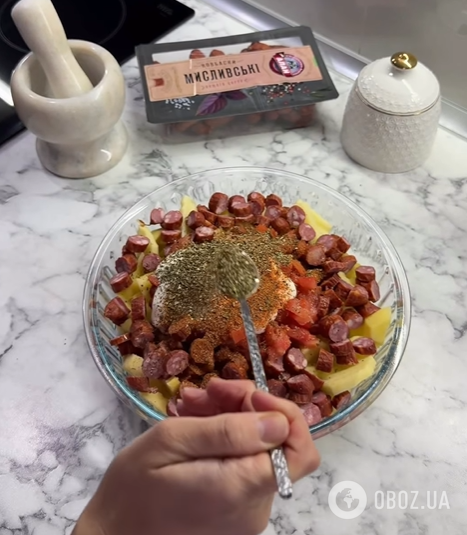 Смачна картопля з ковбасками на вечерю: ділимось простим рецептом у духовці