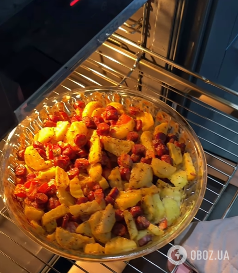 Смачна картопля з ковбасками на вечерю: ділимось простим рецептом у духовці