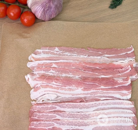 Соковитий м'ясний рулет з беконом і фаршем: як приготувати