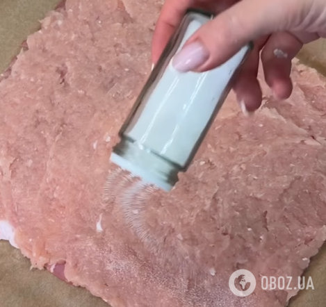 Соковитий м'ясний рулет з беконом і фаршем: як приготувати