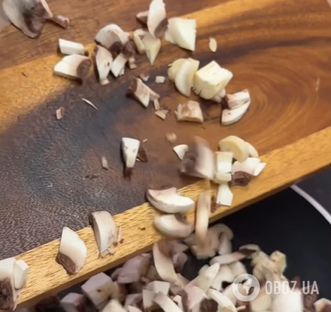 Соковитий м'ясний рулет з беконом і фаршем: як приготувати