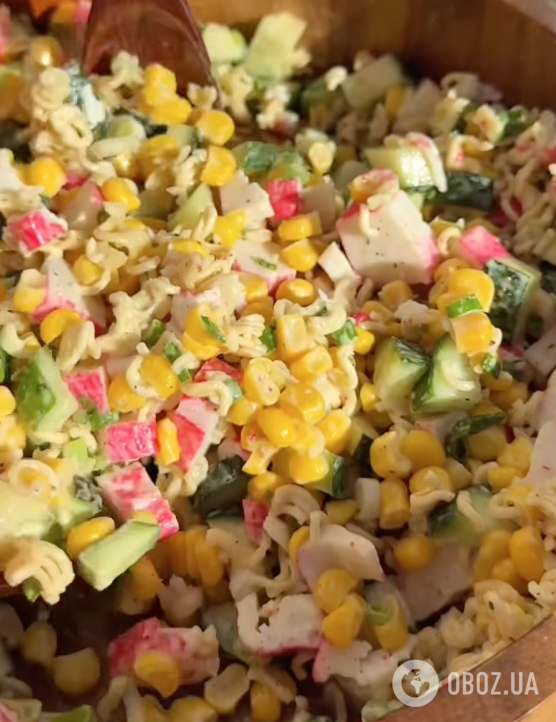 Крабовый салат по-новому: рассказываем, что добавить в блюдо для яркого вкуса