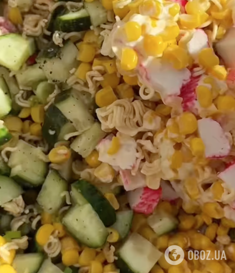 Крабовый салат по-новому: рассказываем, что добавить в блюдо для яркого вкуса