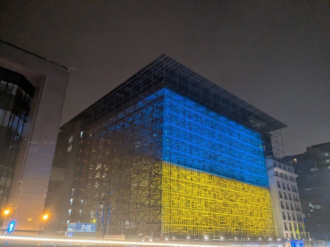 Світ виражає солідарність з Україною: Бранденбурзькі ворота і Ейфелеву вежу підсвітили у синьо-жовті кольори. Фото і відео