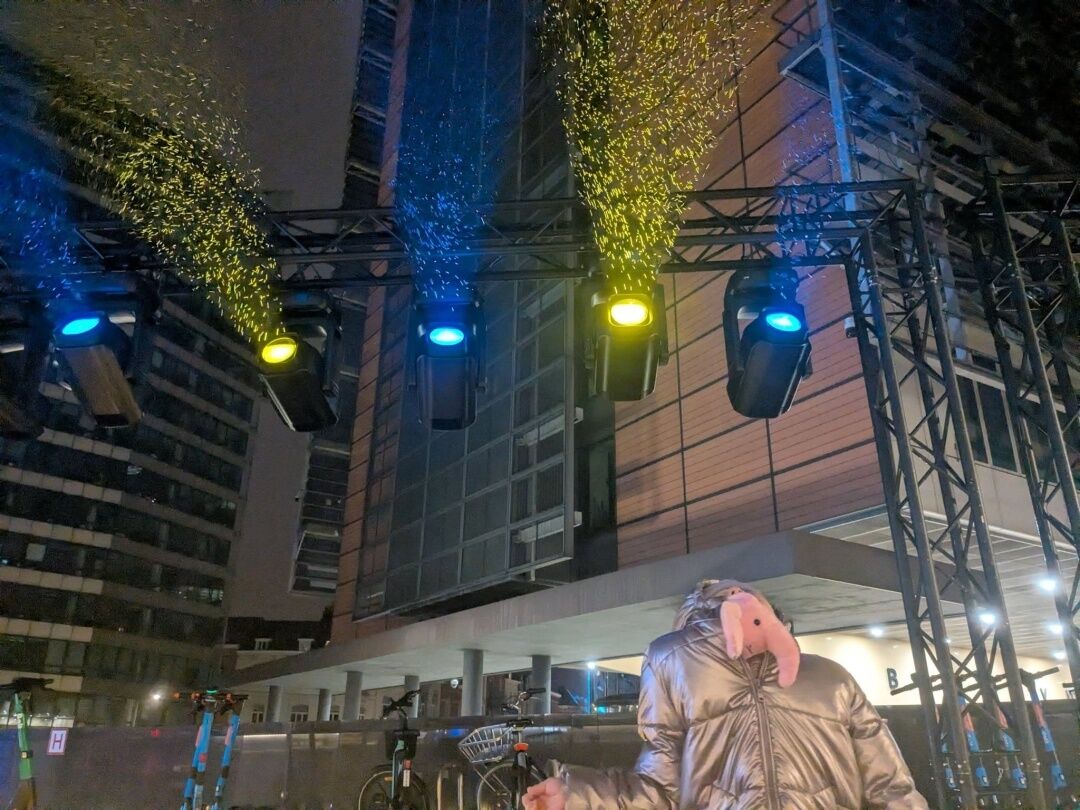 Світ виражає солідарність з Україною: Бранденбурзькі ворота і Ейфелеву вежу підсвітили у синьо-жовті кольори. Фото і відео