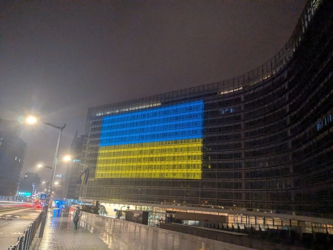 Світ виражає солідарність з Україною: Бранденбурзькі ворота і Ейфелеву вежу підсвітили у синьо-жовті кольори. Фото і відео