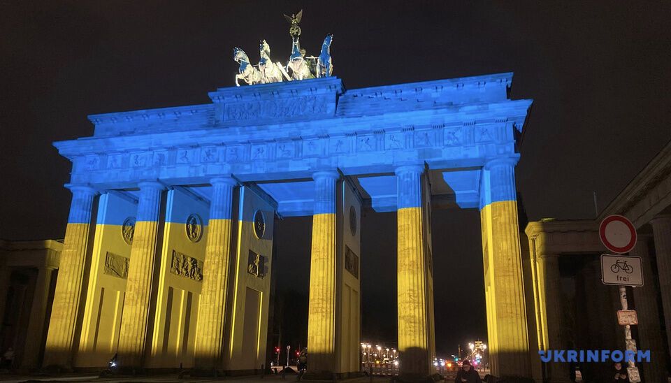 Світ виражає солідарність з Україною: Бранденбурзькі ворота і Ейфелеву вежу підсвітили у синьо-жовті кольори. Фото і відео