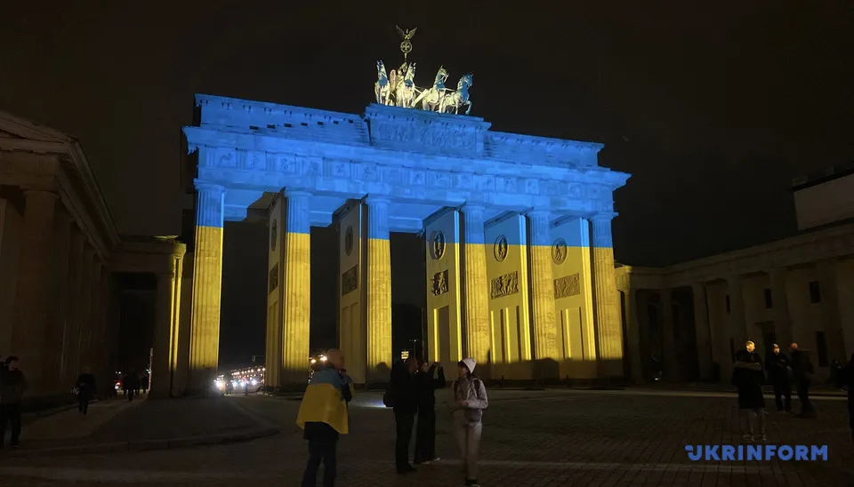 Світ виражає солідарність з Україною: Бранденбурзькі ворота і Ейфелеву вежу підсвітили у синьо-жовті кольори. Фото і відео