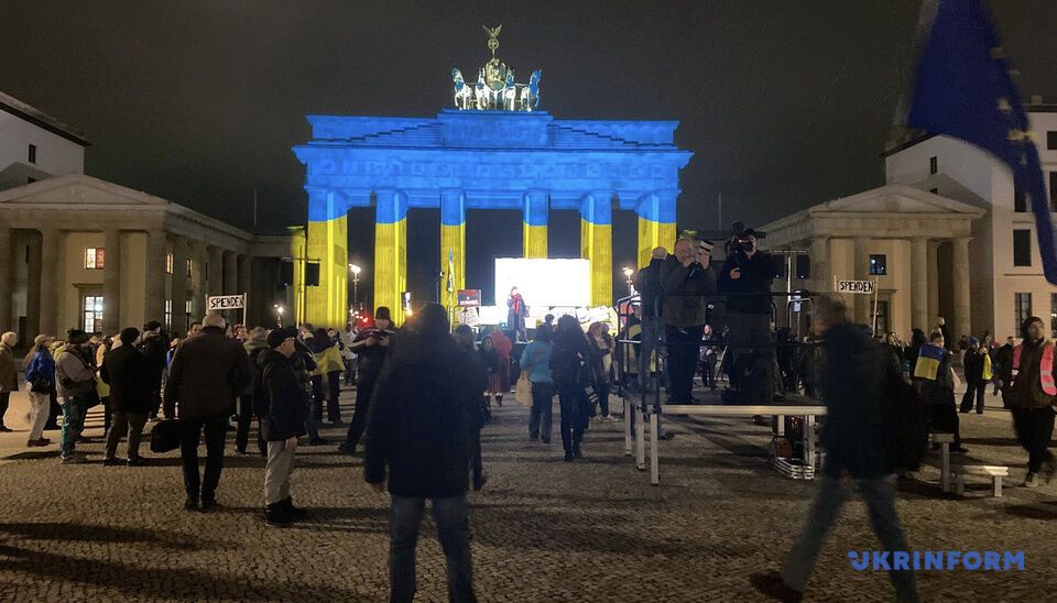 Світ виражає солідарність з Україною: Бранденбурзькі ворота і Ейфелеву вежу підсвітили у синьо-жовті кольори. Фото і відео