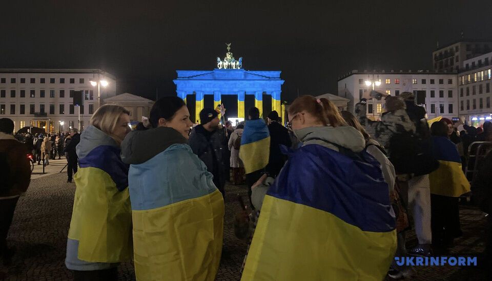 Світ виражає солідарність з Україною: Бранденбурзькі ворота і Ейфелеву вежу підсвітили у синьо-жовті кольори. Фото і відео