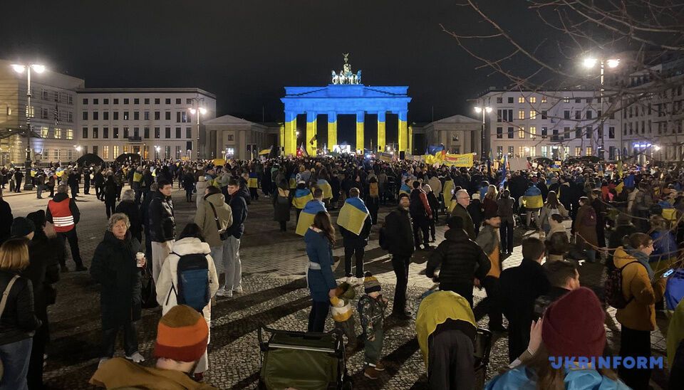 Світ виражає солідарність з Україною: Бранденбурзькі ворота і Ейфелеву вежу підсвітили у синьо-жовті кольори. Фото і відео
