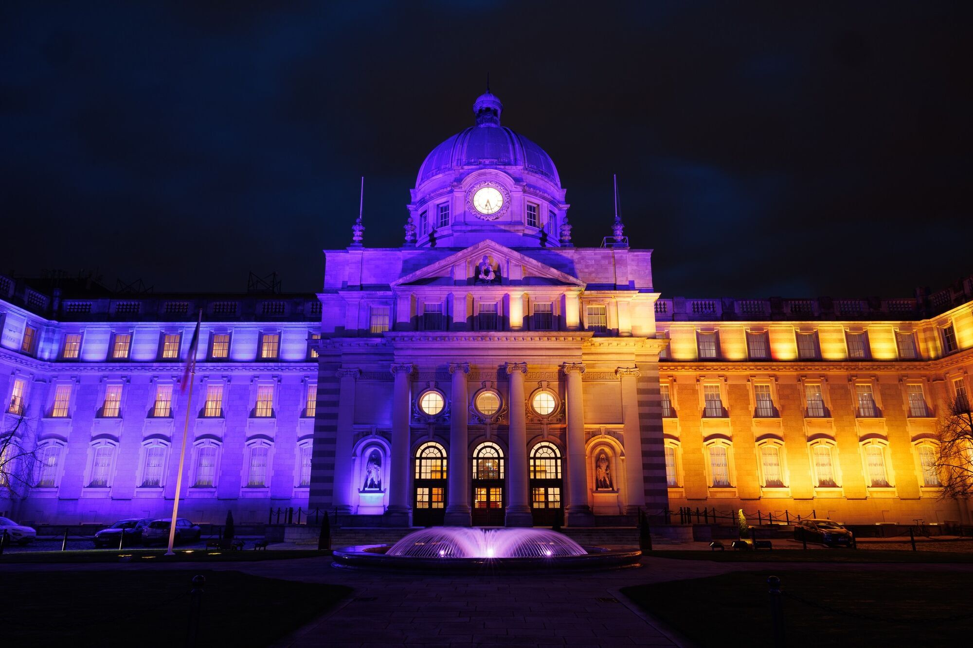 Мир выражает солидарность с Украиной: Бранденбургские ворота и Эйфелеву башню подсветили в сине-желтые цвета. Фото и видео