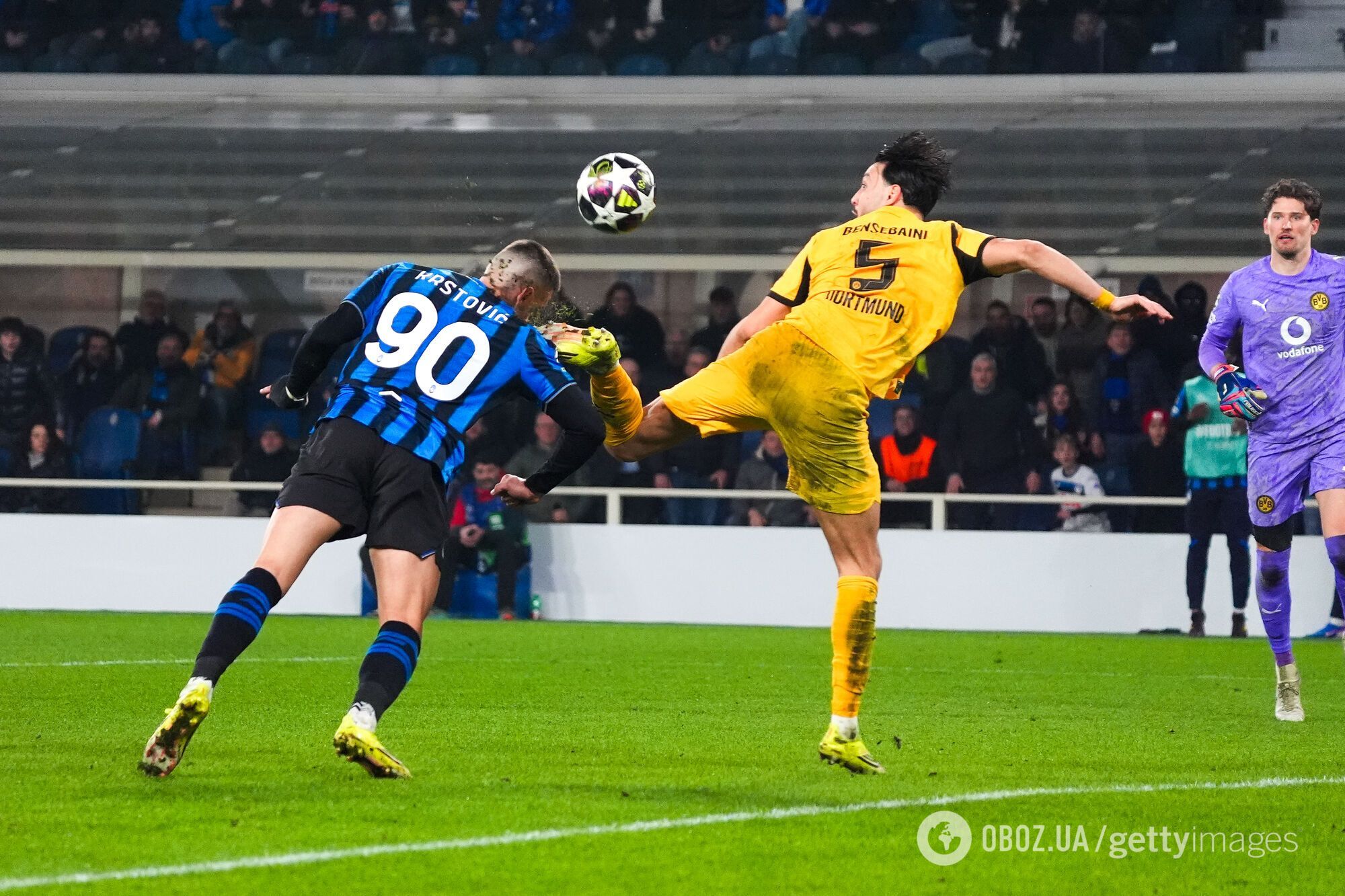 Футболіст "Боруссії" на 94-й хвилині вдарив шипами в лоб супернику та позбавив свій клуб Ліги чемпіонів. Відео
