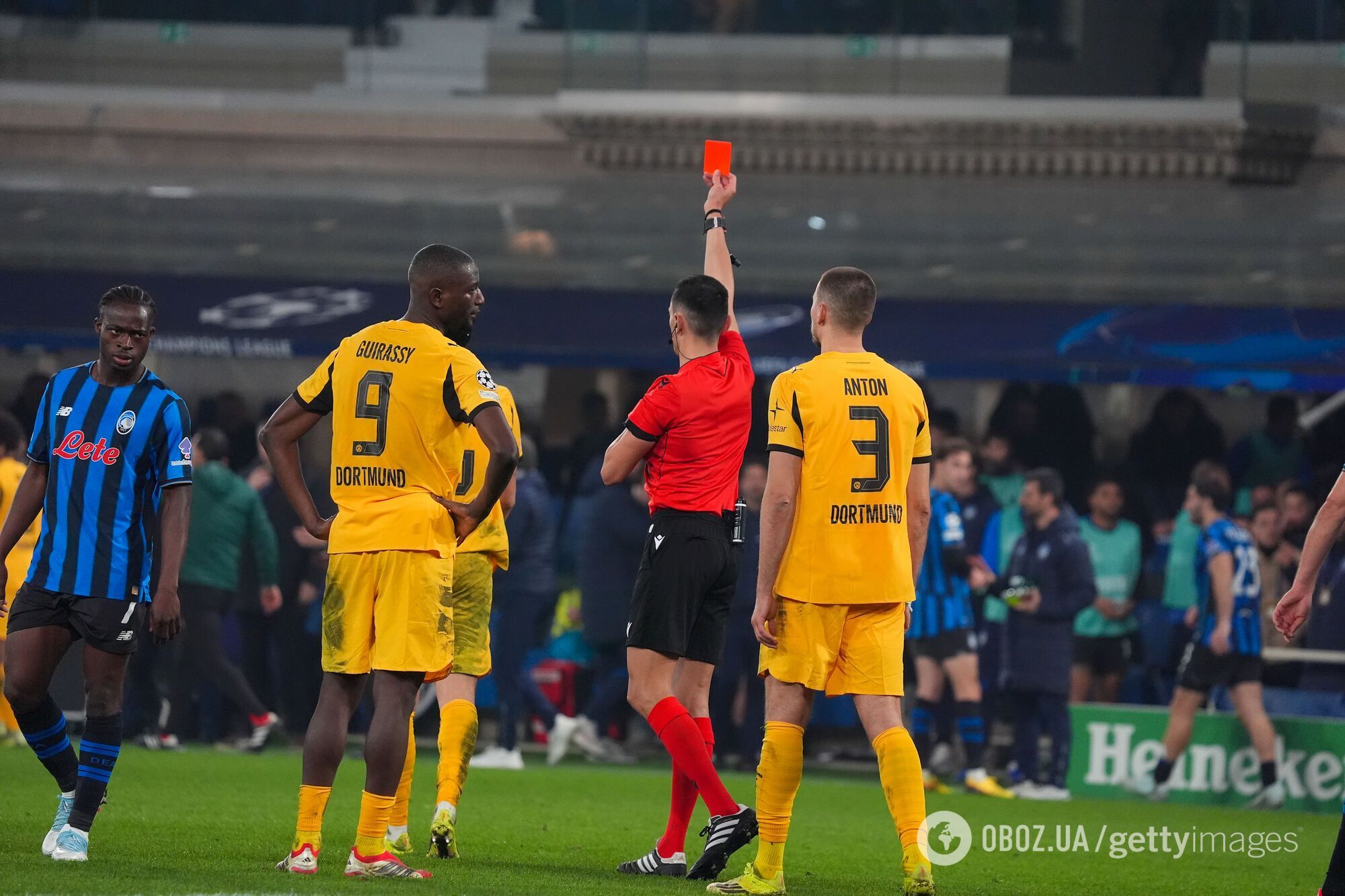 Футболіст "Боруссії" на 94-й хвилині вдарив шипами в лоб супернику та позбавив свій клуб Ліги чемпіонів. Відео