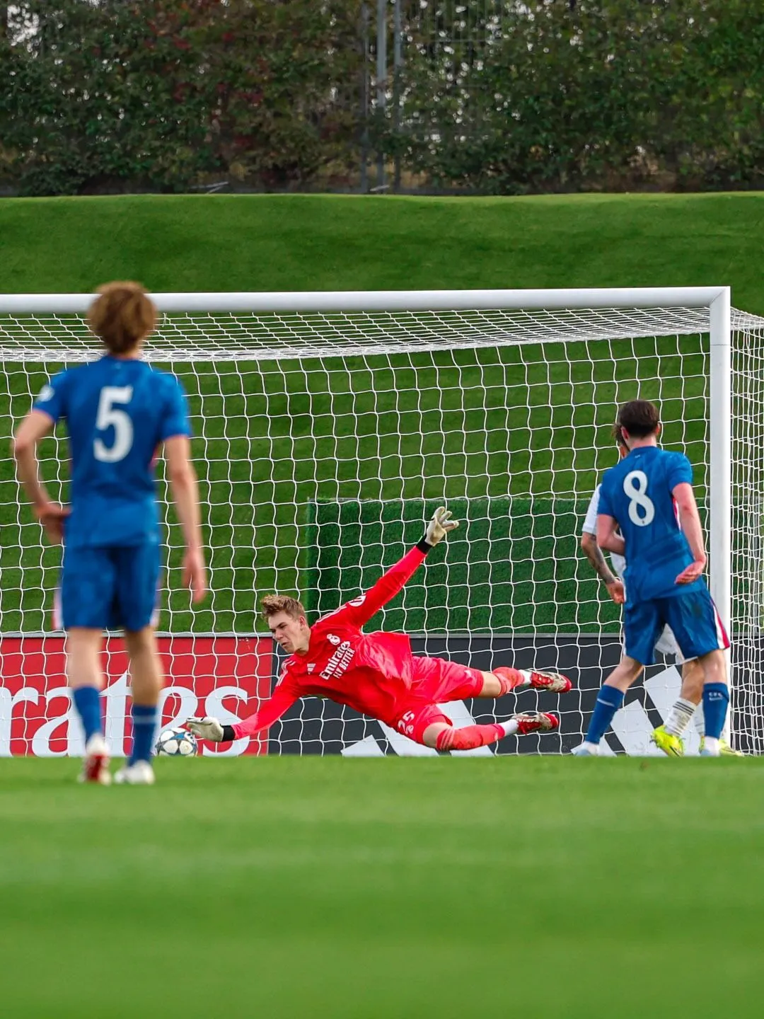 Воротар збірної України відбив усі удари і допоміг "Реалу" пройти "Челсі" в 1/8 фіналу Ліги УЄФА U-19. Відео